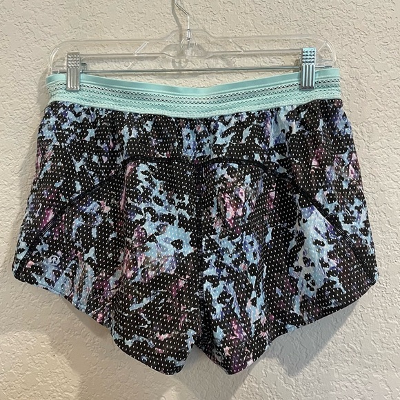 Lululemon Split Second Shorts in Floral Sport Tranquil Blue Multi - Picture 8 of 10
